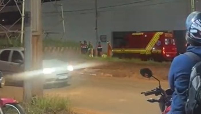 Bombeiros e Polícia Militar no local — Foto: Bombeiros e Polícia Militar no loca