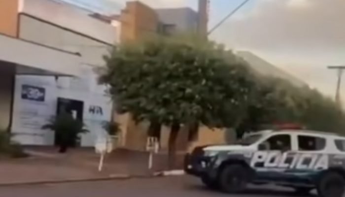 Momento em que os policiais militares o levaram ao hospital (reprodução) — Foto: