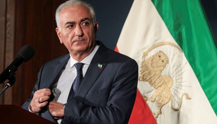 Reza Pahlavi, filho exilado do xá iraniano que foi deposto, dá entrevista coleti
