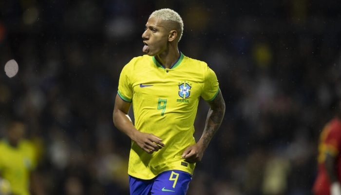 Richarlison marcou os dois gols da vitória do Brasil na estreia da Copa de 2022.
