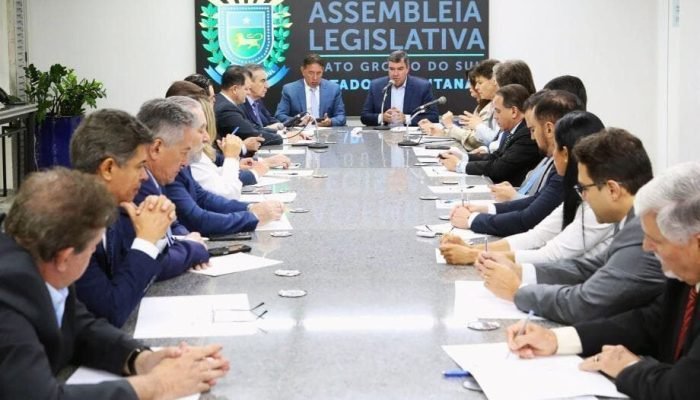 O governador Eduardo Riedel (PSDB) na reunião com os deputados estaduais na Assembleia