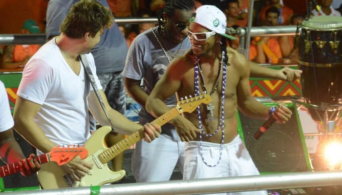 Ronaldinho Gaúcho surpreende fãs com álbum de estreia e lista de hits autorais