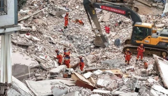 O abalo causou o desabamento de 13 edifícios. — Foto: O abalo causou o desabamen