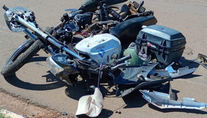 Moto da vítima ficou destruída — Foto: Moto da vítima ficou destruída (Chapadens