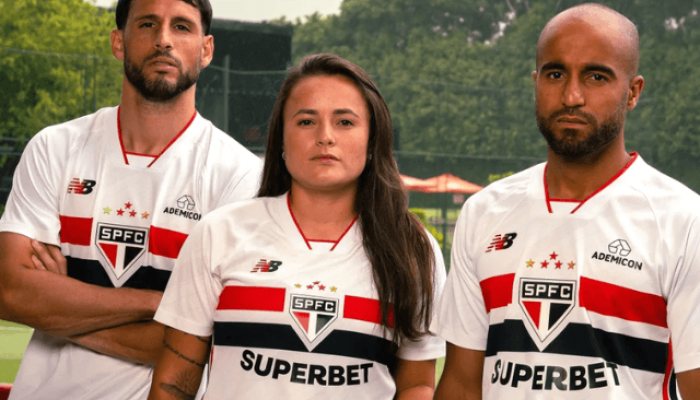 Jogadores do São Paulo com nova camiseta do time feita pela New Balance — Foto: