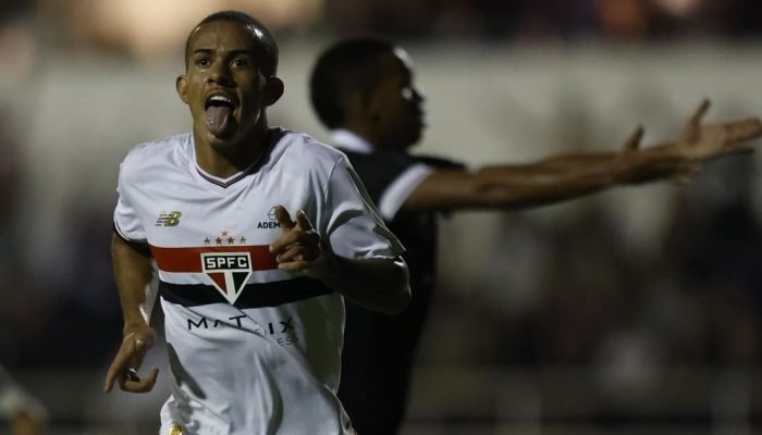Foto: São Paulo bateu o Botafogo e garantiu vaga na semi da Copinha • Foto: Migu