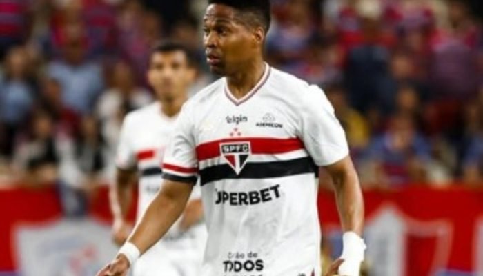 Tricolor paulista supera o Fortaleza com um jogador a menos