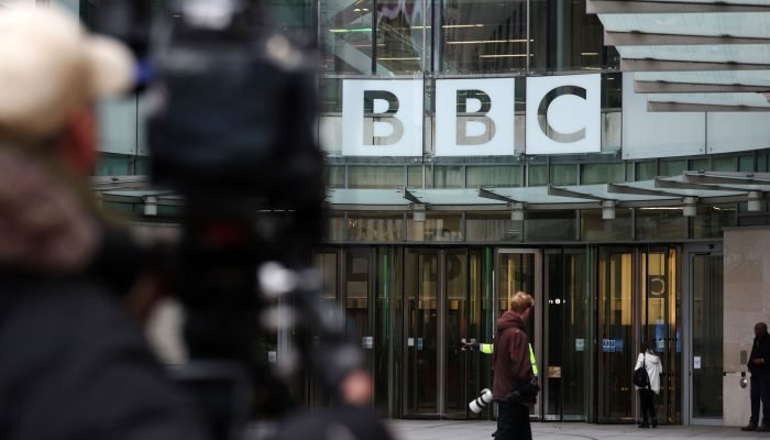 Trump processa BBC e solicita indenização de US$ 5 bilhões