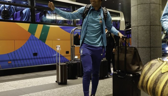 Brasil desembarca em Tóquio para último amistoso asiático antes da Copa