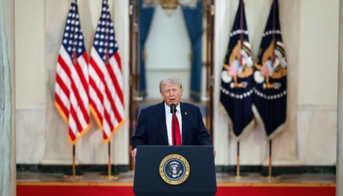 O presidente norte-americano, Donald Trump, em comunicado à imprensa. — Foto: O