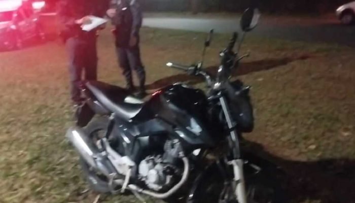 Motociclista se distrai com acidente e bate em carro parado em Campo Grande