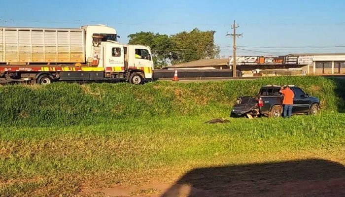Batida entre caminhonete e carreta deixa ferido em São Gabriel do Oeste