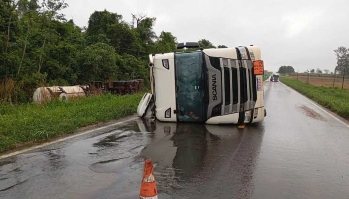 Carreta carregada de etanol tomba e motorista sai ileso na MS-276