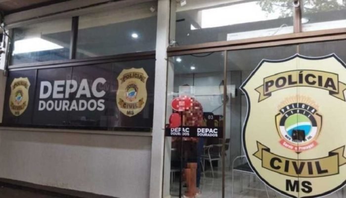 Mulher trans surta após usar drogas, sai nua e se masturba em Dourados
