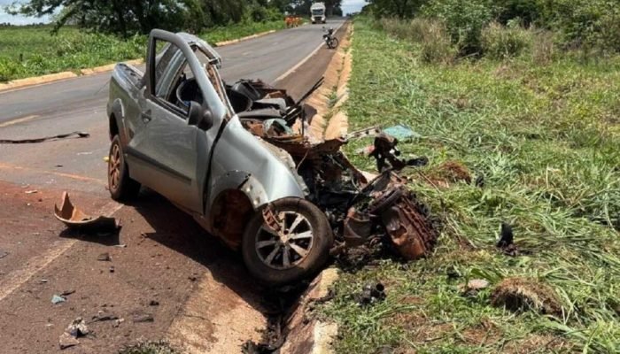 Motorista morre em batida frontal entre carro e carreta na BR-376