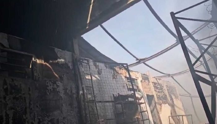 Novas explosões assustam moradores ao redor de loja incendiada no Jardim América Novas explosões assustam moradores ao redor de loja incendiada no Jardim América