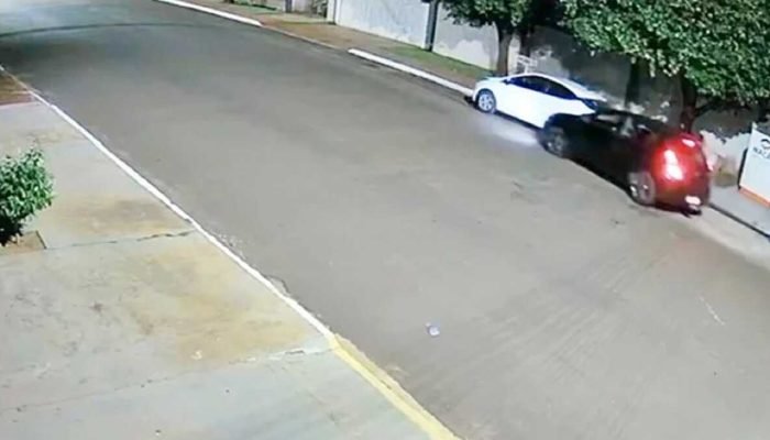 Motorista Foge Após Colisão em São Gabriel do Oeste Motorista Foge Após Colisão em São Gabriel do Oeste