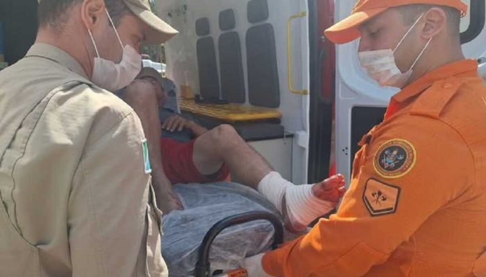 Pescador se fere ao cair de barco e ter pé atingido por motor em Miranda Pescador se fere ao cair de barco e ter pé atingido por motor em Miranda
