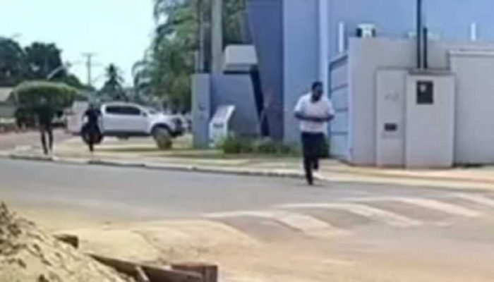 Suspeito de tentativa de homicídio tenta fugir algemado após audiência em Coxim