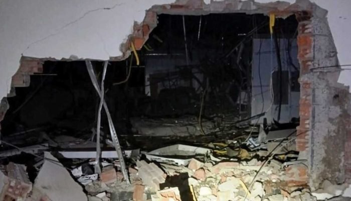 Grupo fortemente armado explode e assalta agência bancária na fronteira Grupo fortemente armado explode e assalta agência bancária na fronteira