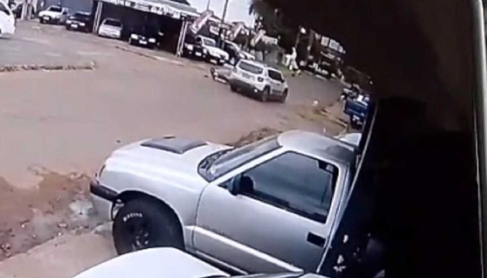 Em Ponta Porã, câmera flagra motociclista ferido após batida