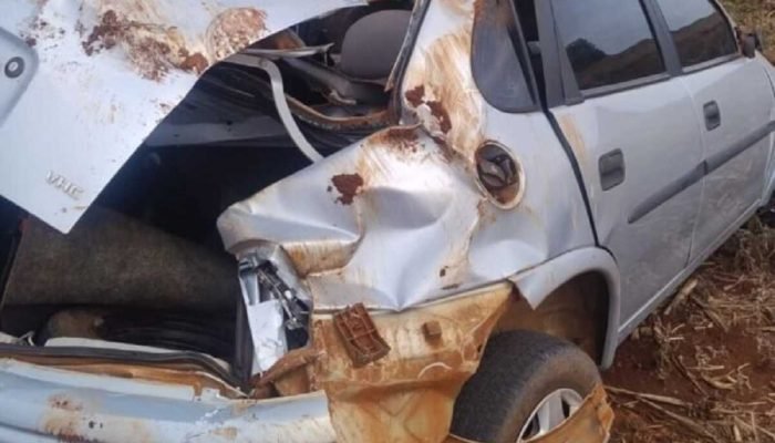 Na MS-276, motorista capota carro a caminho de hospital