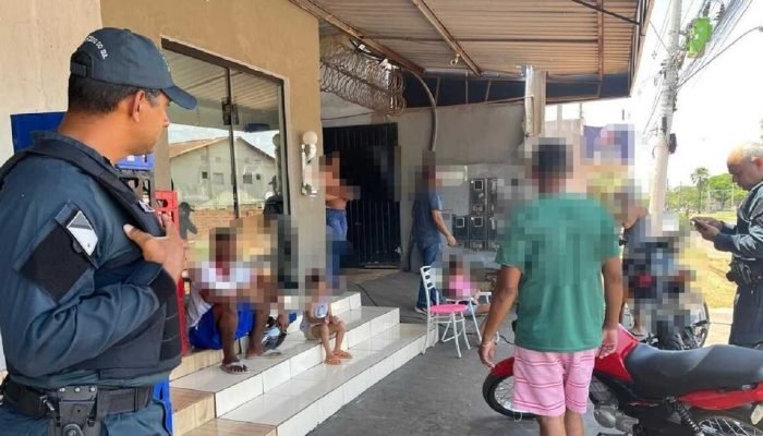Homem monitorado por tornozeleira é flagrado pilotando moto com criança sem capacete em Três Lagoas