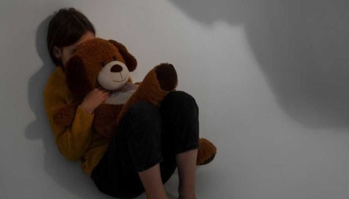 Criança de 3 anos é encontrada desacordada na casa de parente após desaparecer durante festa