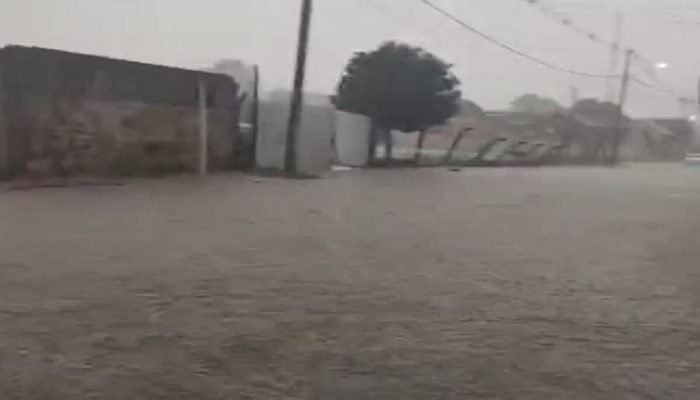 Temporal causa alagamentos em Glória de Dourados, MS