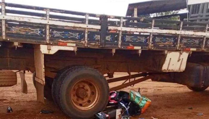 Acidente em Amambai deixa duas mulheres gravemente feridas após moto parar sob caminhão