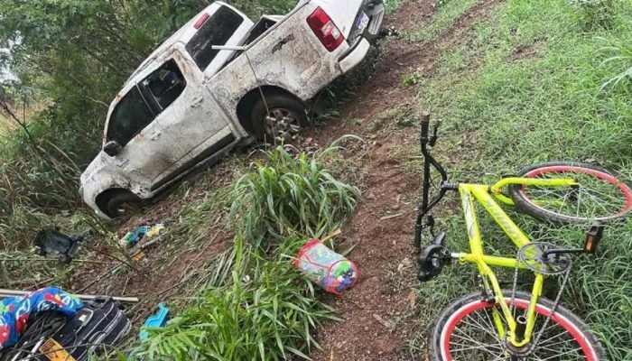 Mãe e filhos ficam feridos após capotamento em Deodápolis