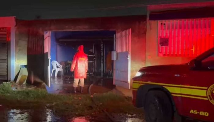 Incêndio destrói parte de residência no Jardim Centenário — Foto: PREF. MARACAJU