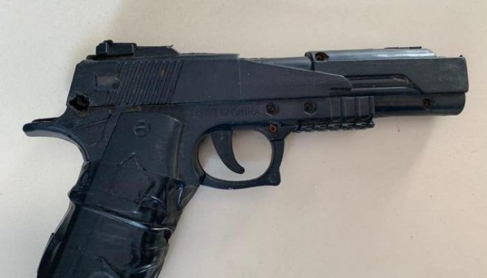 Suspeito foi preso com simulacro de arma de fogo e porções de drogas. (Imagem Il