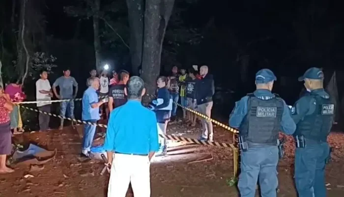 Policiais e curiosos no local onde vítima foi encontrada. (Foto: Osvaldo Duarte)