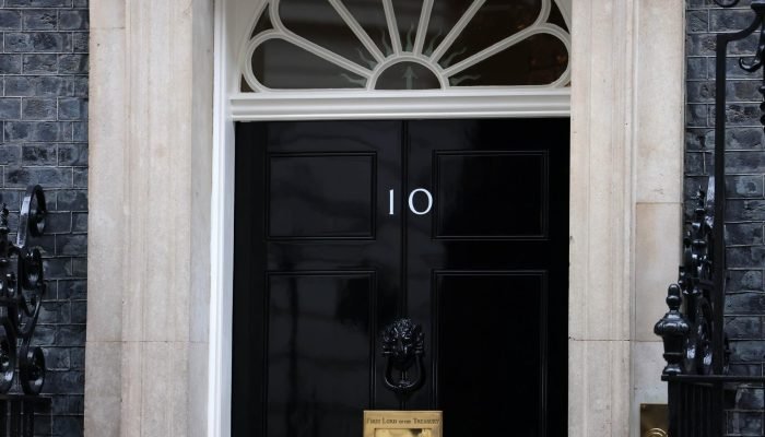 Jeffrey Epstein foi centro de um escândalo que abalou o governo britânico e levo