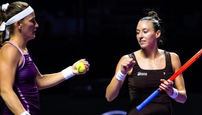 Stefani e Babos se aproximam da semifinal do WTA Finals após vitória