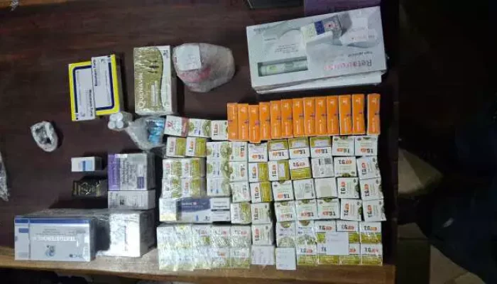 Diversas caixas de medicamentos e suplementos sobre uma mesa.