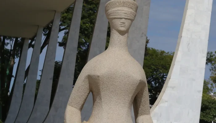Escultura localizada em frente ao STF (Supremo Tribunal Federal). — Foto: Escult