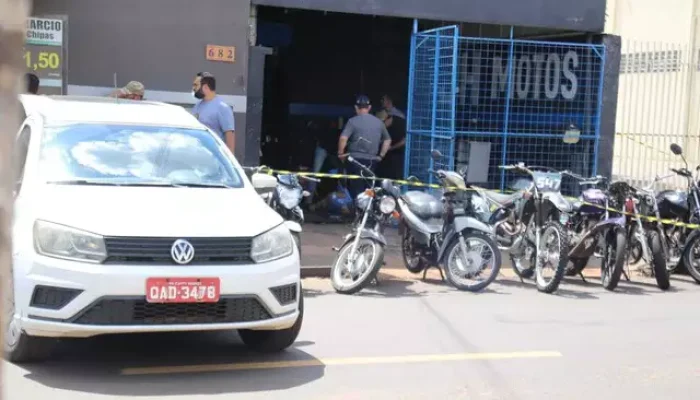 Polícia e perícia na oficina onde vítima foi morta. (Foto: Paulo Francis)