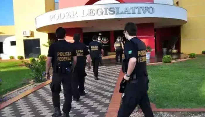 Agentes da Polícia Federal entrando no prédio do Poder Legislativo.