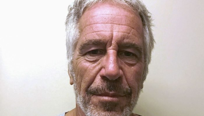 Jeffrey Epstein em registro policial • de 28/3/2017 — Foto: Jeffrey Epstein em r