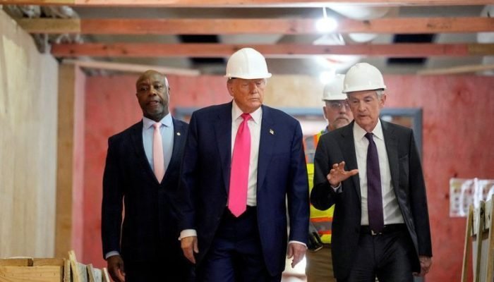 Trump e Powell visitam obra na sede do Fed em Washington — Foto: Trump e Powell