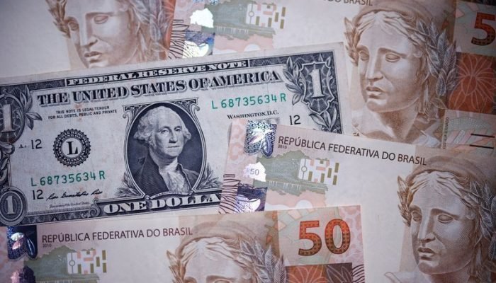 Notas de dólares e de reais em foto de ilustração — Foto: Notas de dólares e de