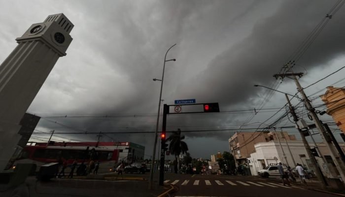 tempo-chuva-nublado-tempestade-temporal-cidade-centro