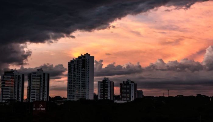 tempo-cidade-ceu-por-do-sol-nuvem-chuva-predios-temporal