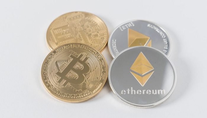 Por volta das 17h10, o bitcoin cedia 0,9%, a US$ 87.310,00 e o ethereum recuava