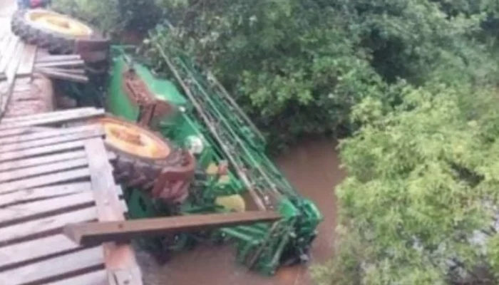 Trator passava por ponte (Reprodução, Fala Povo)