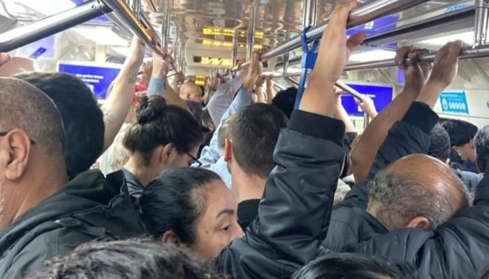 Foto: 1 de 1 Imagem colorida de metrô lotado da Linha 1-Azul - Metrópoles - Foto