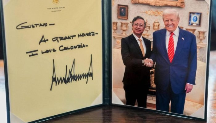 Gustavo Petro exibe presente de Donald Trump após encontro na Casa Branca