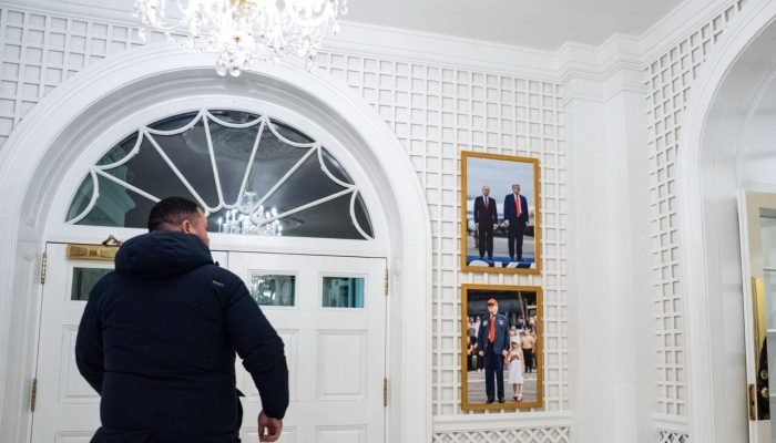 Donald Trump exibe foto ao lado de Vladimir Putin na Palm Room da Casa Branca